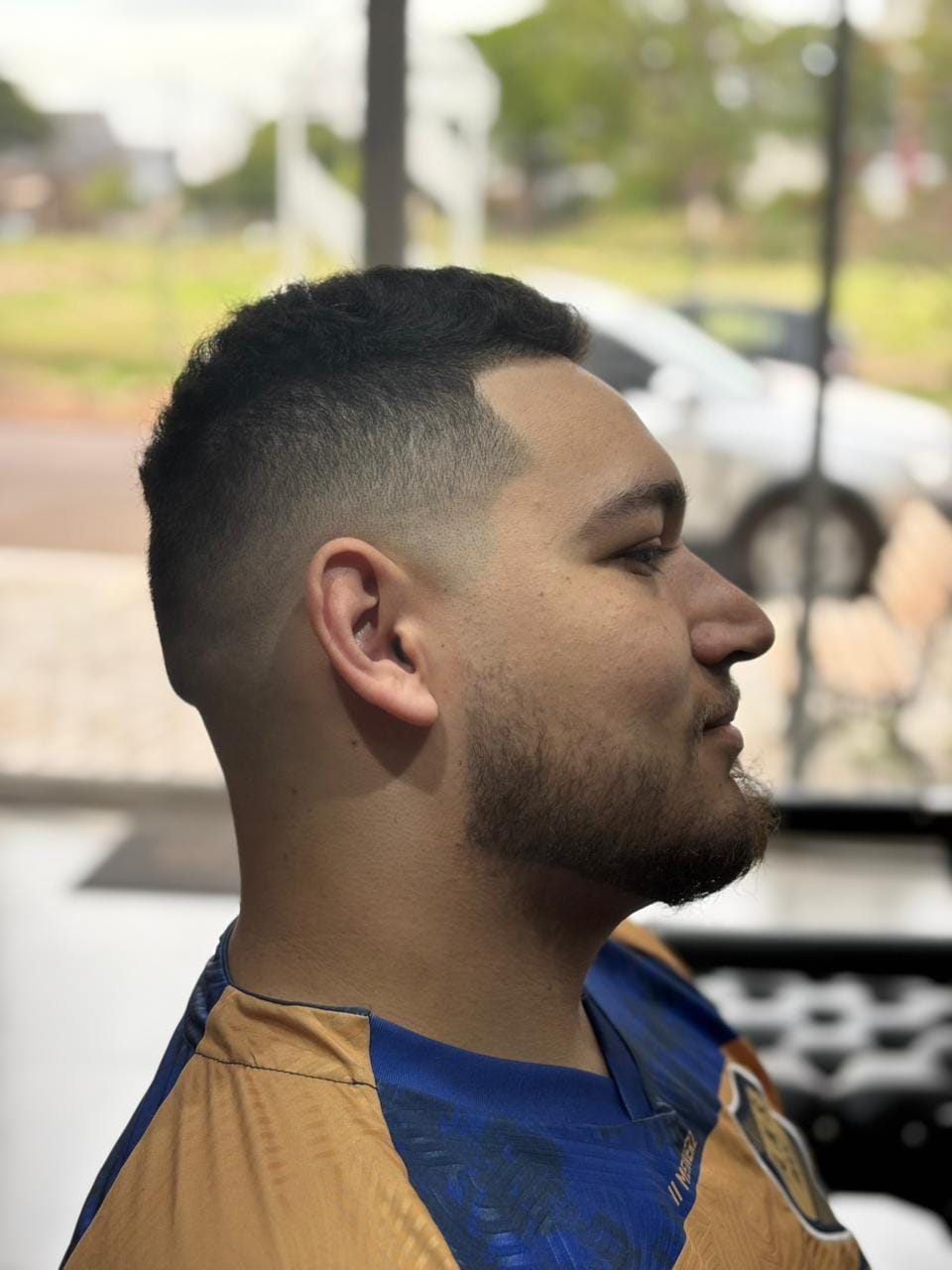 Cliente com corte moderno e barba alinhada